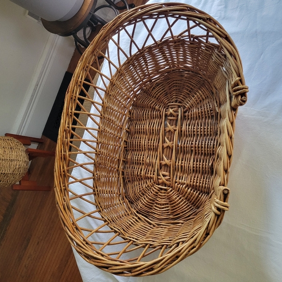 Wicker Oval Pet Bed With Lowered Side Entrance & Criss-cross Details - Picture 4 of 7